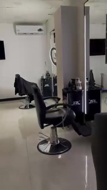شبابنا الطيبه الرفوف والمرايات والعرباين وتعلاكات الشسوار والمكاين  للبيع عدا الكراسي مكاني حي الجهاد وسعر مناسب والمرايات استيراد تركيا اصليات *********** ☎️

