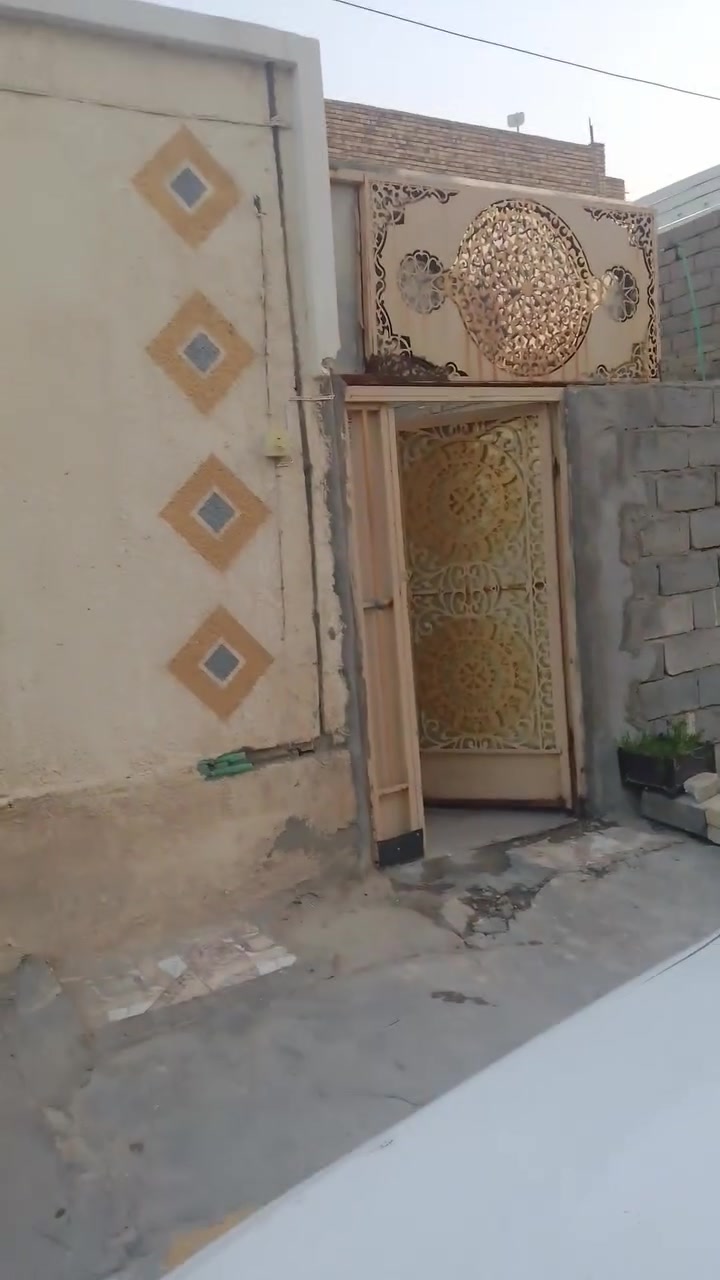 بيت بحي لباقر بصف لمحلات زرك عل شارع تاسع بيت فقط لمطبخ ممصوره نسيته بيت بناء بلوك وطابوك لاساس شيش شراي ***********يتصل عل رقم مساحه 110لسعر 80مجال قليل بيه
