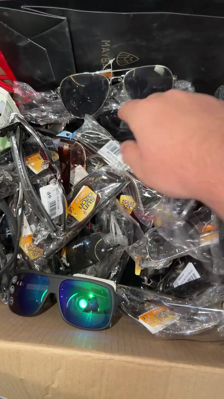 اخوان نظارات بالة عددهم 112 نظارة جديد غير مستعمل 
87 نظارة رجالية أشكال متنوعة عدسات  UV/Polorized 
25 نظارة نسائية أشكال متنوعة  UV/Polorized 

بالة اصلي الماني ماركة سون أوزون Sun ozon سعر الوحدة

 مالتهن مثل متشوفون بالليبل تطلع الوحدة ب 15 دولار وياهن علب صغيرة ومايكروفايبر تنظيف  للبيع كلهن شلع ب 125 الف مكاني بغداد متوفر توصيل ***********
