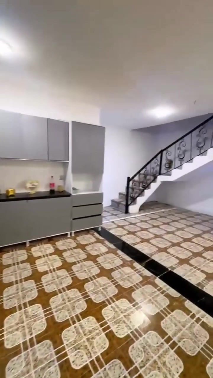 سلام عليكم بيت البيع مساحه 100متر واجهيه 10 ونزال 10
البيت خير من الله  يحتوي ستقبال وصاله ومطبخ حار وبارد وحمام داخلي وطابق الثاني غرفتين كبار وصاله جبيره 
البيت درجه اوله البيت جديد حيل كله 
نهروان مقابيل شارع 60 افران الحيدري 
قريب عل شارع حيل يعني دقيقه انته عل شارع 
رقم تلفون ***********
