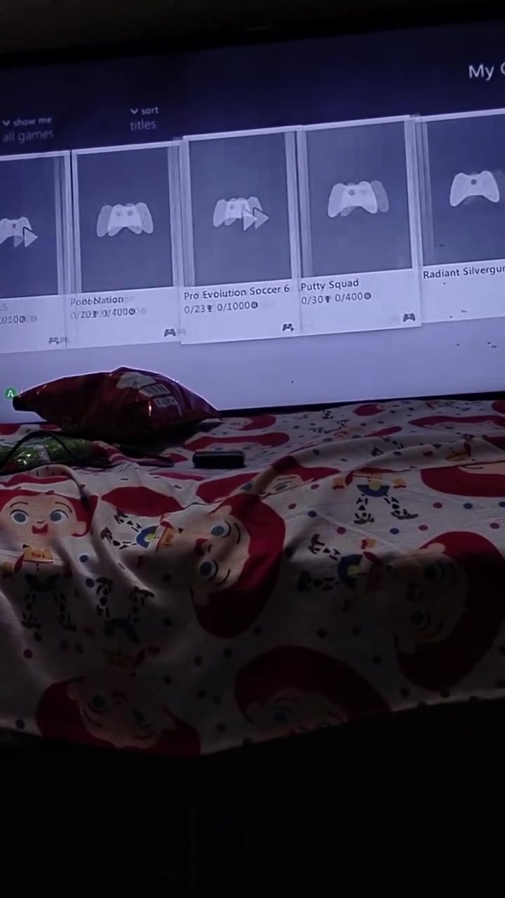 اكس بوكس 360سوبر سلم
كامل ملحقات يده وحده بلوتوث 
العابه موضحه بالفيديو 
بس قبل سبوع طلعت بي مشكله الضوء الاحمر
سعره ب60 مكاني ديالى بهرز وعندي توصيل 
***********
