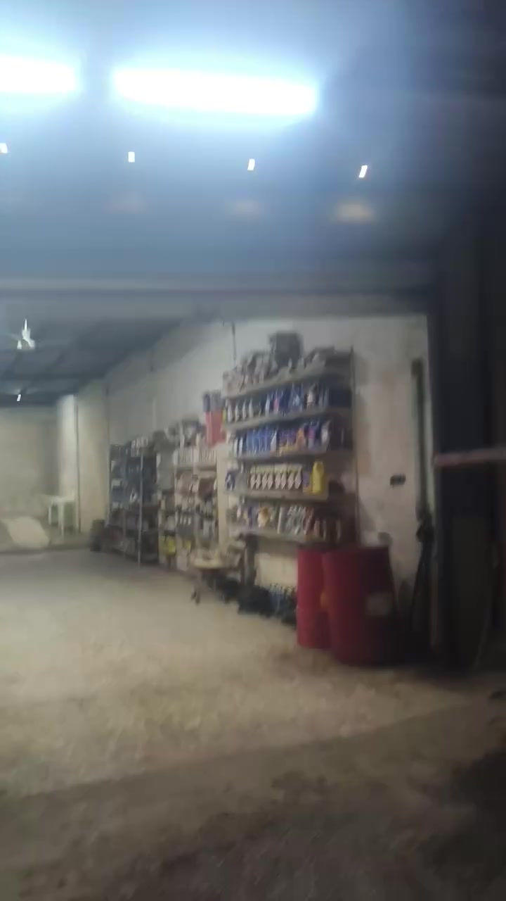 السلام عليكم إخوان كراج غسل وتبديل زيوت للبيع متكامل مثل ما واضح بالتصوير الكراج كل نقص مابيه الموقع مجسر الثوره مقابل مطعم فروج العياش للاستفسار الاتصال ***********
