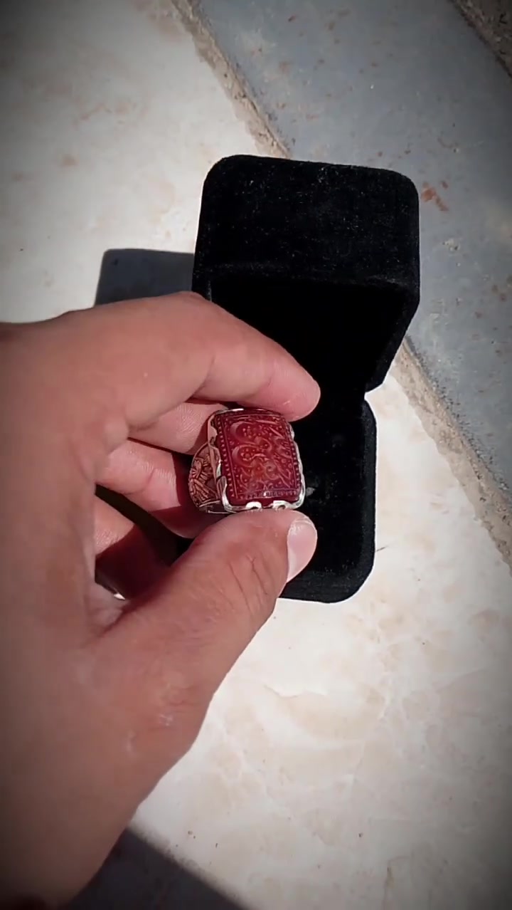 خاتم من العقيق اليماني 💍
صياغه يدويه ثقيله { صياغة الطاووس 🦚 } خط يدوي ✍️ 
🪬( حسبي الله وكفىٰ ) 🪬
الخاتم للبيع او مراوس 
السعر خاص ***********

