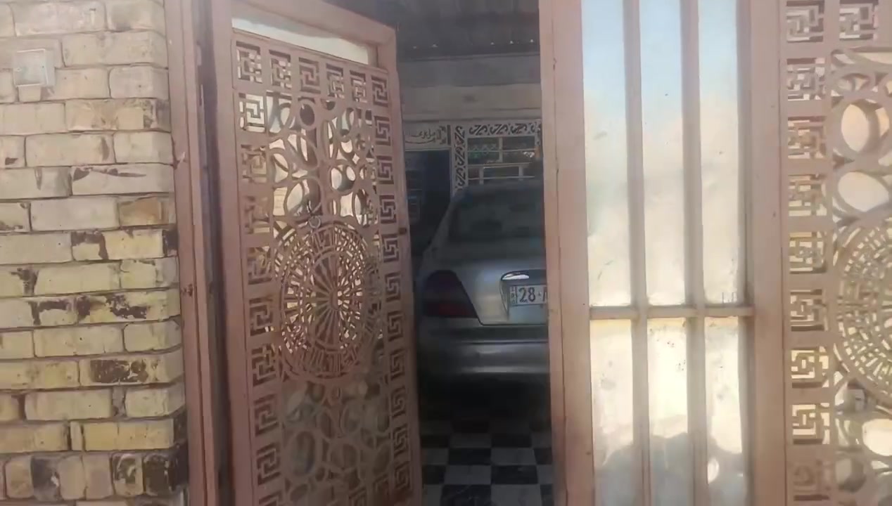 بيت للبيع مساحه 150 متر قرب مدرسه الشهباء ديوانيه  شافعيه  السعر 55 وبي مجال *********** ***********@

