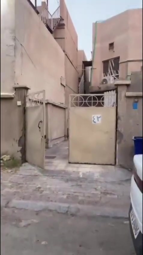 شقه للايجار في منطقة حي الزهراء قرب معهد النفط
طابق اول باب معزول تتكون من غرفتين منام كبار وصاله كبيره ومطبخ كبير وصحيات داخليه وخارجيه كراج كبير 
سعر الإيجار 500 الف 
تصلح لعائله صغيره فقط 
للتواصل والاستفسار الاتصال على الارقام التاليه 
***********

