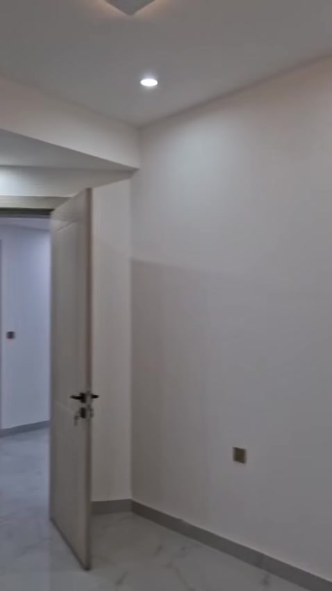 🏡 شقق راقية للإيجار في الكرادة – بغداد 🏡
       مؤثث وغير مؤثث حسب الطلب 
الاسعار 700 الف و 800 الف و 900 الف 
هل تبحث عن السكن المريح في قلب العاصمة؟
نقدّم لكم مجموعة شقق مميزة للإيجار في منطقة
 الكرادة، تجمع بين الفخامة والموقع الحيوي!

✨ المواصفات:
🔹 مساحات متنوعة (من غرفة وصالة إلى 3 غرف وصالة).
🔹 تشطيب حديث وفاخر – أرضيات سيراميك راقٍ – ديكورات.    عصرية.
🔹 مطابخ راكبة ومجهزة – أجهزة تبريد وتدفئة متوفرة.
🔹 بنايات حديثة مزودة بمصاعد عدد ٢ وكاميرات مراقبة.
🔹 مواقف سيارات خاصة وسهولة وصول لكافة الخدمات.

📍 الموقع: الكرادة – قريب من الأسواق، المطاعم، والمراكز الخدمية.
💰 الإيجار: أسعار تنافسية – عقود شهرية أو سنوية حسب الرغبة.
📞 للاستفسار والحجز: ***********  اتصال - واتساب 

احجز شقتك الآن واستمتع بالراحة والرفاهية في أرقى مناطق بغداد 🌆

