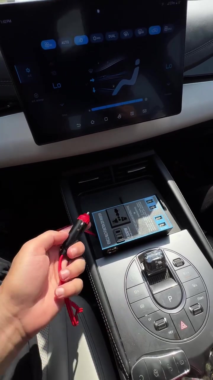 محول وانفيرتر طاقة سيارة متعدد الوظائف بقدرة تصل إلى 1500W - مزود بقابس كهرباء ثلاثي منزلي، 4 منافذ USB للشحن السريع، منفذ ولاعة إضافي

الاستخدامات:

تشغيل الأجهزة الإلكترونية بالسيارة: تشغيل اللاب توب، أجهزة الإضاءة، ماكينات الحلاقة، وأجهزة العناية الشخصية أثناء القيادة.

شحن الهواتف والأجهزة اللوحية: شحن حتى 4 هواتف وأجهزة ذكية في نفس الوقت عبر منافذ الـ USB السريعة.

تشغيل ملحقات الطريق والـ GPS: تزويد أجهزة الملاحة، كاميرات الطريق (الداش كام)، ومصابيح الطوارئ بالطاقة.

رحلات التخييم والكشتات: توفير مصدر كهرباء منزلي محمول في الرحلات والأماكن الخارجية.

المميزات:

تحويل كفاءة من DC 12V إلى AC 220V: يوفر منفذ كهرباء منزلي عالمي يتيح تشغيل الأجهزة مباشرة من ولاعة السيارة.

4 منافذ USB للشحن السريع (5V): يضمن شحن أربعة هواتف ذكية أو أجهزة لوحية بكفاءة وسرعة عالية.

منفذ مقبس ولاعة جانبي إضافي: يتيح توصيل ملحقات السيارة الأخرى دون خسارة منفذ الولاعة الأصلي.

مفتاح تشغيلإيقاف رئيسي (ONOFF): يضمن السلامة الكهربائية ويحمي بطارية السيارة عند عدم الاستخدام.

مؤشر ضوئي إلكتروني (Power Indicator): يوضح حالة عمل الانفرتر وسريان التيار الكهربائي بأمان.

الملاحظات:

التوصيل: أدخل قابس المحول في مقبس ولاعة السيارة (DC 12V) بثبات للتأكد من توصيل التيار.

التشغيل: اضغط زر التشغيل الأحمر (ONOFF) الجانبي، وراقب إضاءة المؤشر الضوئي التأكيدي.

استخدام المنافذ: صِل شاحن اللاب توب أو الأجهزة بمنفذ الـ 220V الرئيسي أو استخدم منافذ الـ USB الأربعة لشحن الهواتف مباشرة.

القياسات:

القدرة القصوى (Peak Power): 1500 واط.

جهد الإدخال  الإخراج: إدخال DC 12V  إخراج AC 220V + منافذ USB 5V.

طول السلك: 60 سم.

أبعاد المنتج: طول 8 سم × عرض 15 سم × ارتفاع 4 سم.

أبعاد كرتون التغليف: طول 18 سم × عرض 5 سم × ارتفاع 12 سم.
