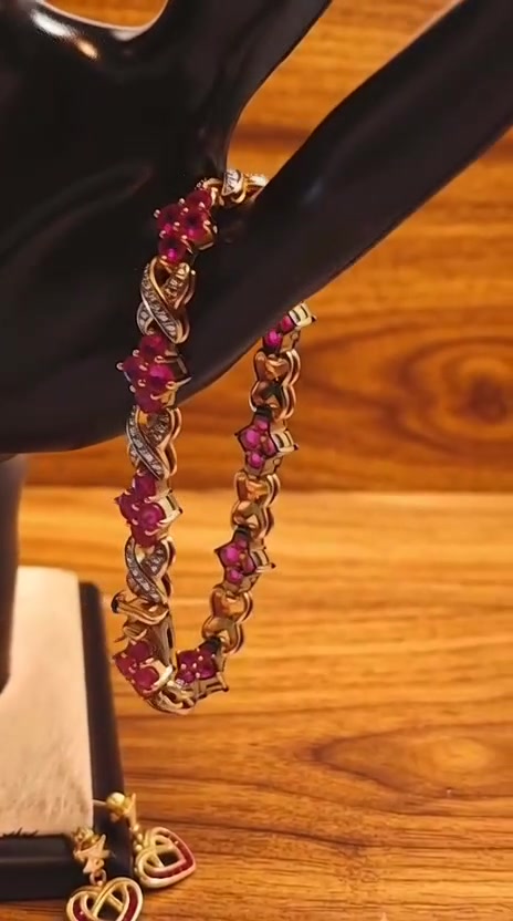 ( ***********     واتساب &  فايبر
تخم عبارة عن( سوار وتراجي )من الالماس الطبيعي النقي مرصح بحبات حجر الياقوت الروبي النادر وطلاء ذهب 18 ثابت على الفضة العالية (925) بتصميم وصياغة  ايطالي فاخرة ،،، )
