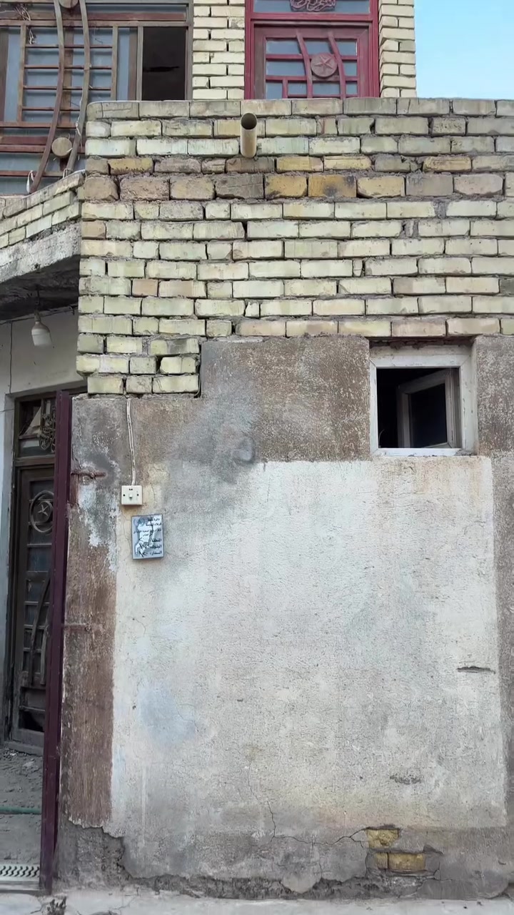 🏡 دار سكن للبيع – في محافظة كربلاء المقدسة
📍 الموقع: حي العباس – نهاية الفرع الثالث، بداية الزراعي

🔹 سند 25 مداور مباشر 

🔹 يمتاز بوجود مدخلين:

مدخل من جهة البارون

مدخل من جهة شارع بغداد

📐 المساحة: 60 متر²

📏 الواجهة: 6 متر

🏠 تفاصيل الدار: طابقين .

الطابق الاول :سقف كونكريت مسلح .

الطابق الثاني : عكاده .

3 غرف نوم

استقبال

صالة

مطبخ

مجموعة صحية عدد 2 

✅ موقع مناسب للسكن وقريب من الشوارع الرئيسية.

■ علماً الدار يحتاج ترميم .

للأستسفار مراسلة الصفحة 

أو الاتصال ع الارقام الآتية 

***********
