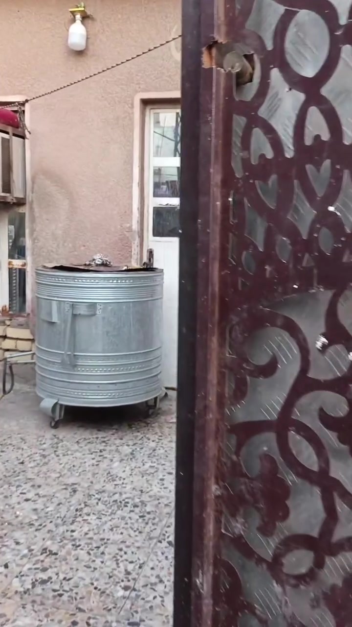 يا الله بيت100قاط  واحد للبيع فقط()() لا يجار ولا خصاد   خريطه كلش حلوه ومرتب وموقع مميز  بل عشره تلاف مقابيل سوك الكبير ثاني بيت عن الشارع تجاري يم تقاطع 12 مقابيل  مستشفى التركي وقريب ع المدارس خدمات كامله مي مجاري تبليط وسعره كلش رخيص واتساب ***********
