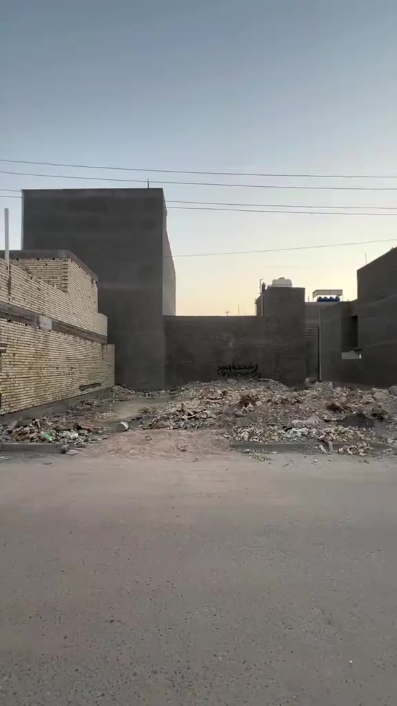 ارض خلف مجمع البروج وقرب مطار بغداد

نص مكتوب في الصور:
- خلف مجمع البروج وقرب مطار بغداد
