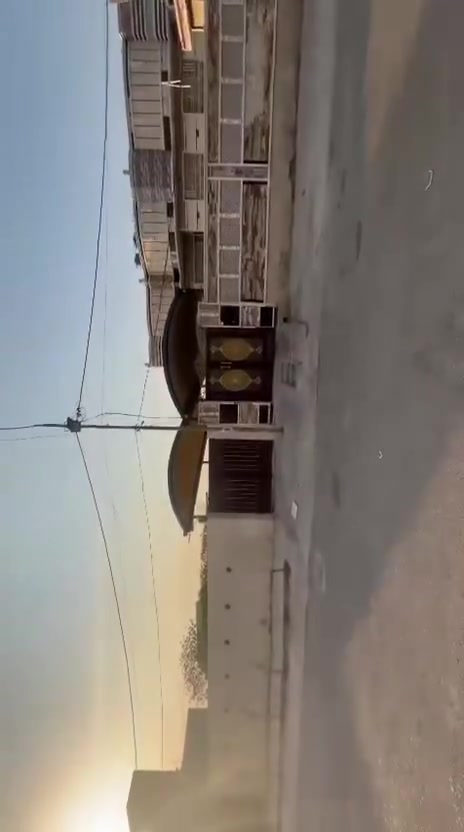 السلام عليكم بيت ركن 🏠 البيع المساحه ٣٥٠ متر مع قطعه المساحه ٣٥٠متر البيت جاهز مرتب عالي عن شارع العام متوفر كافه الخدمات مي مجاري كهرباء تبليط إنترنيت العنوان الحميديه شارع سيد عوده مجاور ملعب علي مردونه سعر البيت والقطعه معروضات ٤٠٠مليون وبي مجال /   مكتب دلاليه الكوثر العقار/***********
