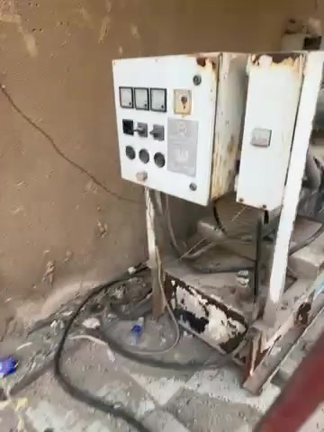ولدة ديزل (قوة ومتانة)
نعرض للبيع مولدة ديزل مستعملة، تتميز بالاعتمادية والكفاءة في الأداء. المولدة مزودة بمحرك Perkins الشهير عالمياً بجودته وطول عمره الافتراضي.
أهم المواصفات:
 السعة الإنتاجية (القدرة المقدرة): ما بين 25 إلى 27 kVA (كيلو فولت أمبير).
 نوع المحرك: ديزل، ماركة Perkins.
 الجهد: 400 فولت (ثلاثي الأطوار / 3-Phase).
 التردد: 50 هرتز.
 ساعات التشغيل: المولدة مزودة بعداد ساعات رقمي، يمكن التحقق منه مباشرة 3811 ساعة 
الحالة العامة:
المولدة في حالة عمل جيدة، مع لوحة تحكم كاملة تحتوي على عدادات (أمبير، فولت، هرتز، ضغط زيت، حرارة ماء) ومفتاح تشغيل رئيسي. المولدة مثبتة على قاعدة معدنية صلبة جاهزة للنقل والتركيب
شلون تذكرون الموديل/الطراز الدقيق للمولدة Perkins؟ وهل عندها رقم سيريال أو لوحة بيانات حتى ينعرف الحمل الحقيقي بدون تقريب؟: 
نعم
وين موقع المولدة بالضبط بأي محافظة/منطقة؟ وهل متوفرة للمعاينة والتجربة قبل الشراء بنفس المكان؟: 
بغداد - الكاظمية 
شنو وضع الصيانة الحالية: آخر تبديل زيت وفلاتر وبطارية، وهل بيها أي عطل أو ملاحظة مثل دخان/تهريب/صوت غير طبيعي؟: 
المولدة شغالة و مابيها اي خلل 
السعر شكد نهائي؟ وهل تقبلون التفاوض أو البيع وياها أي ملحقات مثل الكيبلات، ATS، خزان ديزل، أو بيت/كابينة إذا موجودة؟: 
وياها ملحقات و خزان وكابينة 