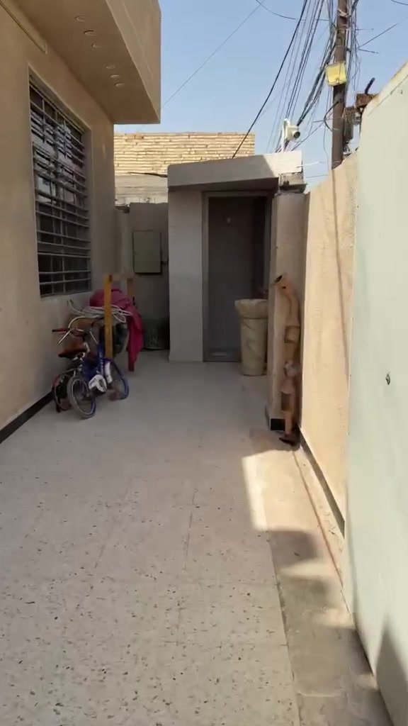 السلام عليكم بيت ٢٠٠ متر يحتوي ٣ غرف نوم واستقبال وصاله ومطبخ حار بارد وخدمات بيع مع الأثاث الاتصال ***********
تقاطع النهروان السايد الواحد خلف معرض دبي
