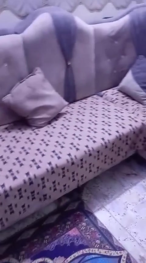 ديوان للبيع 6مقاعد نظيف مابي شي بس وحده ام نفر طاكه السعر 200 وبي مجال العنوان البلديات قرب تقاطع الكهرباء/ الرقم *********** واتساب فقط
