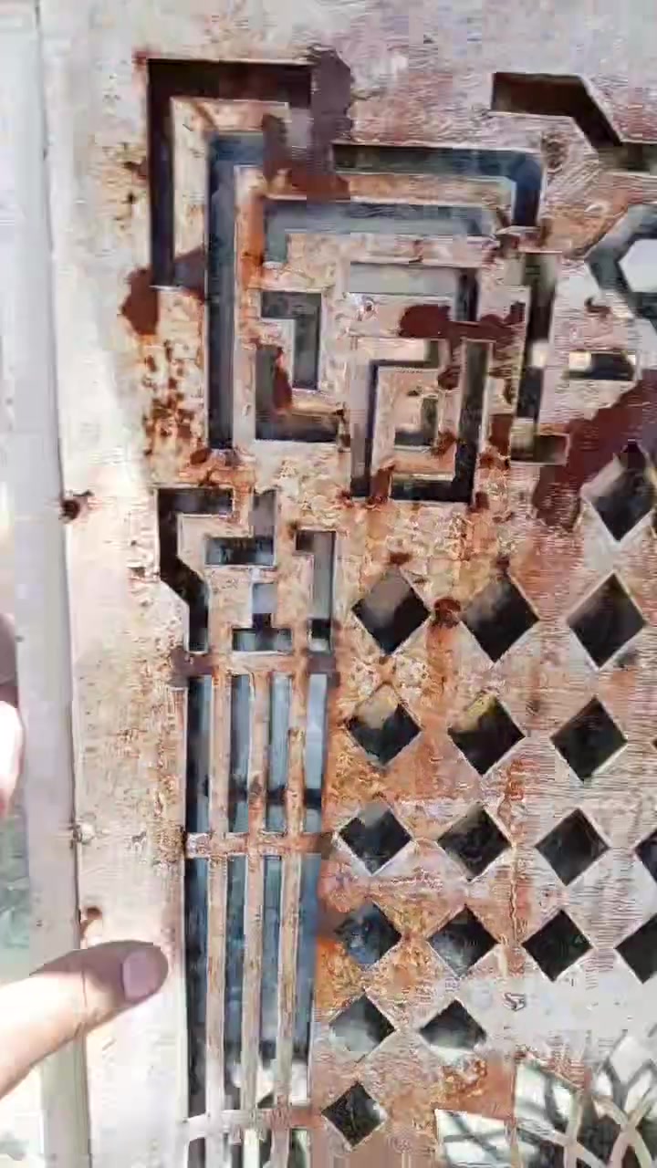 بحي طارق الوصط تعبر الحسينيه مال ابو صالح ثالث فرع بس مو بصفحة الحسينيه البيت  ميتين كل ميه وحد نبيعهن  ثنينهن  السعر 45 الميتين رقم الهاتف ***********
