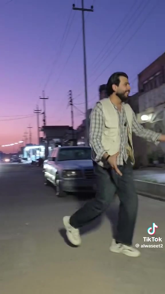 يا الله سلام عليكم
بيت للبيع مساحه ٢٠٠ واجه ١٠ نزال ٢٠ 
الموقع تجاري شارع ام علاء عله الشارع الرئيسي البيت بنيان قديم بحتساب قطعه رجأ الموشراي يعبر المنشور السعر خاص لتواصل *********** وانه خادم

