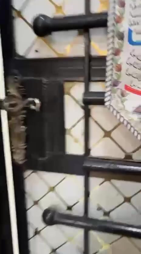 بيت للبيع في بغداد – الدورة (حي الصحة / شارع الكفاءات)
 الموقع: بغداد - الدورة - حي الصحة - شارع الكفاءات (مربع الدراجي / محلة 828).
 المساحة: 140 متر مربع.
 الأبعاد: الواجهة 5 متر × النزال 28 متر.
 عدد الطوابق: طابقين.
 نوع الملكية: طابو صرف زراعي.
تفاصيل التوزيع الداخلي:
 غرف النوم: 3 غرف نوم.
 الاستقبال والصالة: غرف استقبال ضيوف مع صالة واسعة.
 المطبخ: مطبخ متكامل.
 الخدمات الصحية: مجموعتان صحيتان (كل طابق يحتوي على صحيات متكاملة).
مميزات العقار والخدمات:
 الخدمات الأساسية: ماء صافي متواصل مع كهرباء مستقرة وخدمات كاملة.
 الموقع والبيئة: حي هادئ ومسكون بالكامل، قريب من المدارس والأسواق والخدمات العامة.
للتواصل والاستفسار:
 رقم الهاتف /  وتساب  ***********
