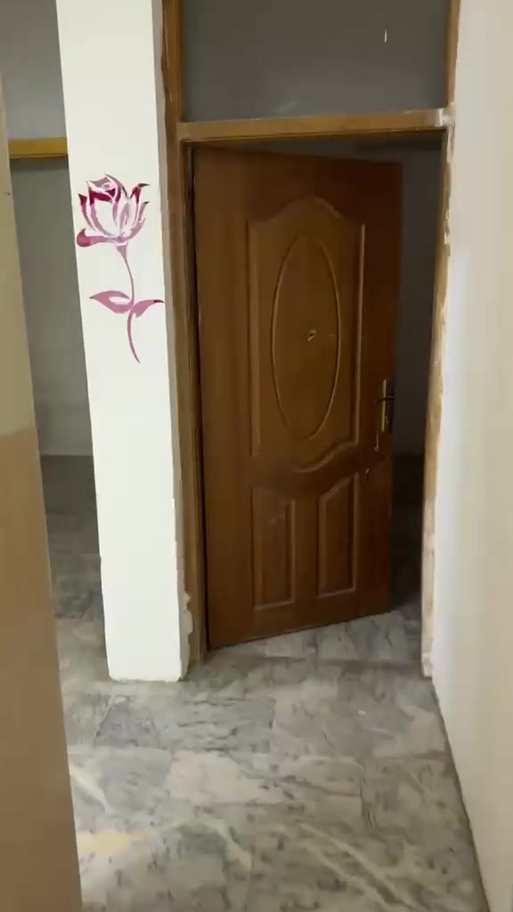 شقق للايجار داخل بنايه طابق اول وثاني 
العنوان : حي القاهرة قرب جسر البنوك📍
شقة الواحد تحتوي غرفتين نوم خدمات صالة مطبخ.
للاستفسار : ***********☎️
