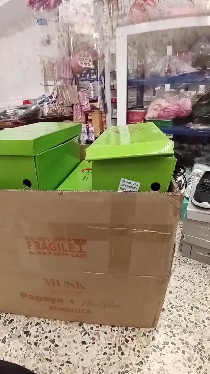 عرض خاص بوتينات نسائي ولادي بناتي بس ب ٦٠٠٠ موقعنا حي اليرموك مقابل متنزه اليرموك داخل ماركت المصطفى ***********
