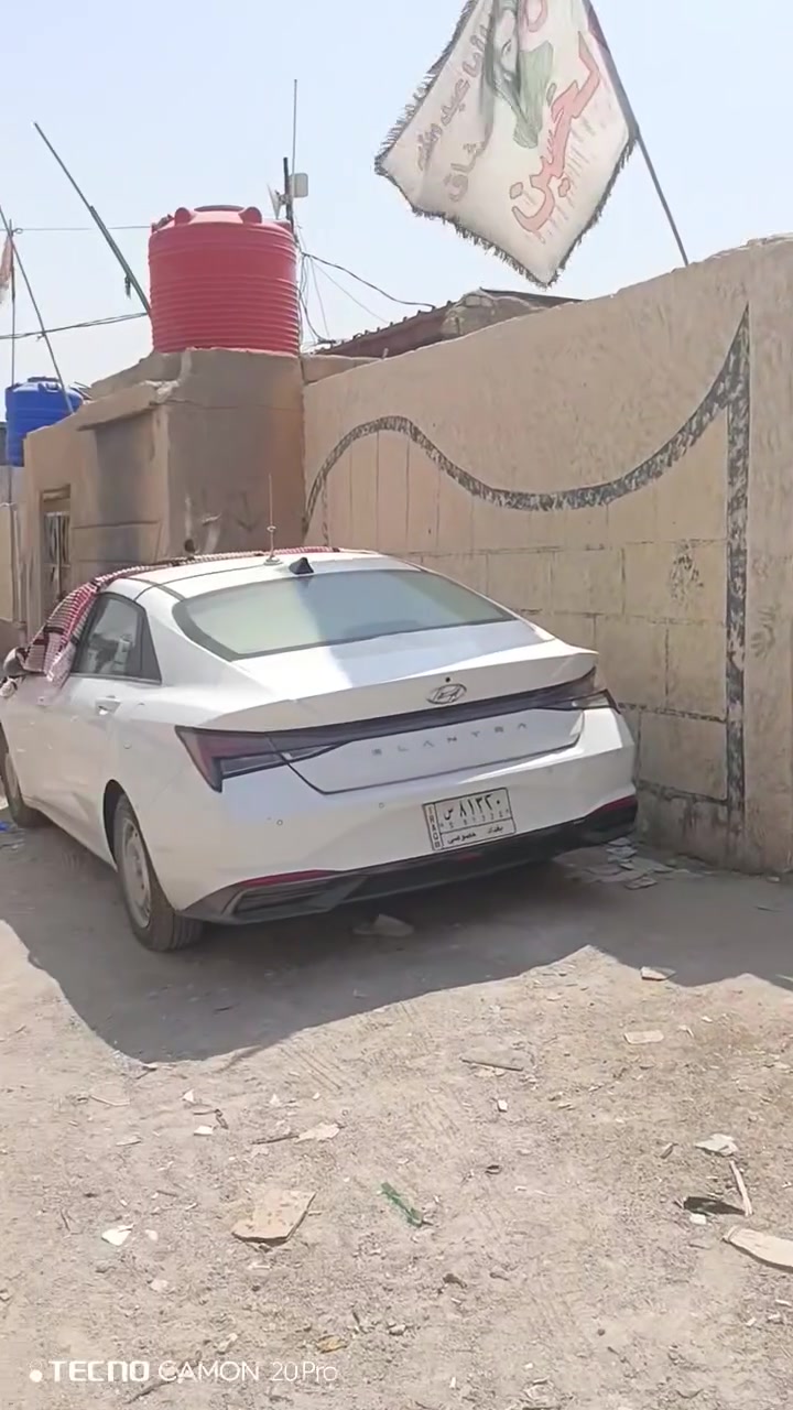 السلام عليكم بيت تجاوز للبيع الحيانيه اولاين بضهر شارع القائم البيت يحتوي على ديوانيه وصاله وغرفتين ومطبخ وصحيات وطارمه كلش جبيره البيت كله سيراميك وسندويج وسقف ثانوي البيت كله السعر 15 رقم الهاتف ***********
