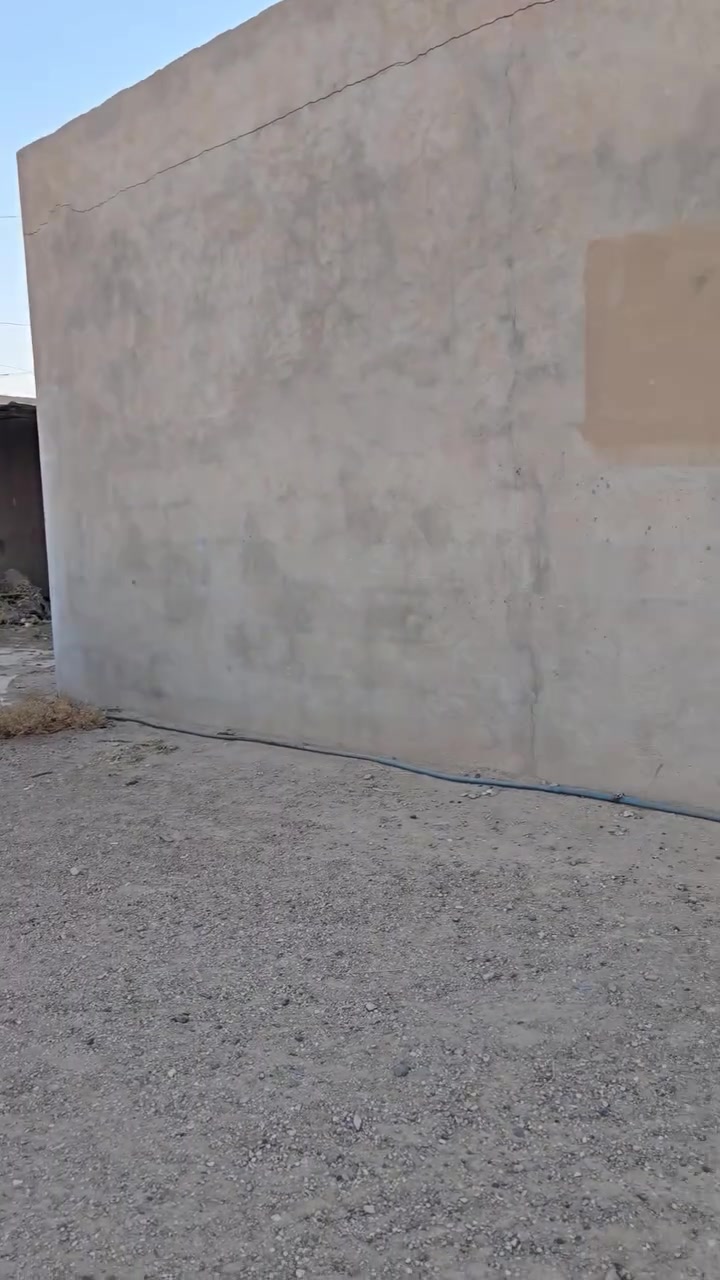 للبيع شقه سكنيه في مرحلة السمنت تحتوي ع اضافات كما موضح في الفيديو للتواصل ع الرقم *********** او مراجعة المكتب قرب العيادات
