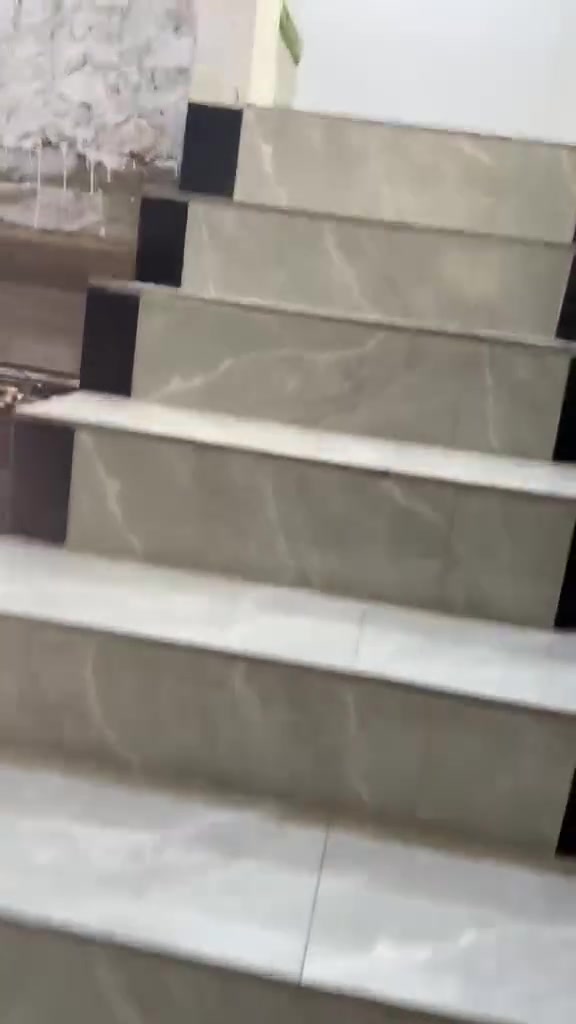 البيت مكلف للايجار سعره 200 الف  المكان الخامسه كيلو مكون من طابقين  الطابق الثاني  بي قرفه وصاله وحمام ومطبخ للستفسار الاتصال  ب ***********  رقم ثاني ‏‪***********‬‏
