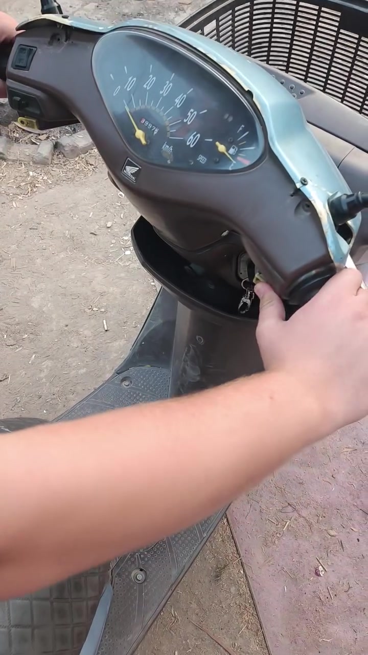 ماطور هوندا للبيع 
كهربائيات شغاله 
مكينه ما مفتوح 
محور الى كابريتر ماكس 
المكان كركوك حي العسكري 
السعر 225 بي مجال بسيط للشرااي
الرقم ***********

