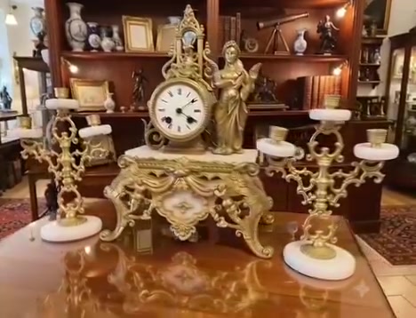 كروب فرنسي قديم ، مكون من ثلاث قطع ( ساعة وشمعدانات من طراز نابليون ) حيث يعود للفترة من اواخر القرن الثامن عشر للامبراطورية الثالثة ، مصنوع يدويا ومرصع  برخام الاردواز ومطعم ومعرق بتفاصيل وزخارف برونزية وارجل على شكل مخالب النسور ،،،
***********     واتساب
كروب فرنسي قديم ، مكون من ثلاث قطع ( ساعة وشمعدانات من طراز نابليون ) حيث يعود للفترة من اواخر القرن الثامن عشر للامبراطورية الثالثة ، مصنوع يدويا ومرصع  برخام الاردواز ومطعم ومعرق بتفاصيل وزخارف برونزية وارجل على شكل مخالب النسور ،،،
