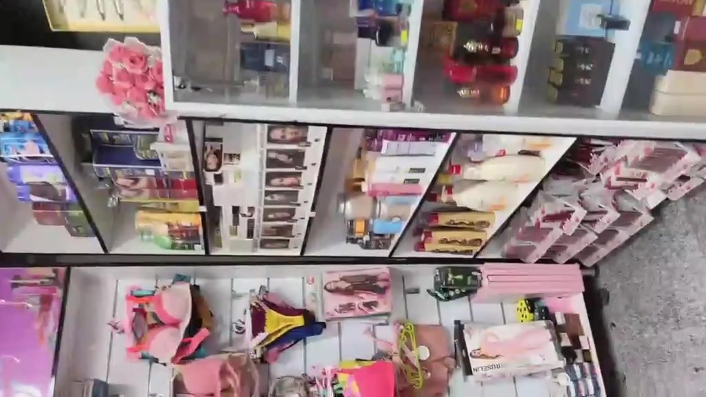 محل كوزمتك للبيع غراض حلوه واصليه وبسعر مناسب ملاحظه ماكدر ابيع بس الغراض المشتري الغراض والفاترينات للاستفسار  عن السعر الاتصال على الرقم***********
