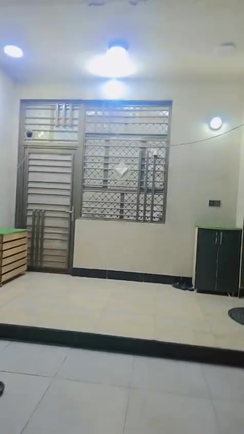 بيت ٢٠٠ متر يتكون من غرفتين وصاله ومدخل واستقبال ومطبخ وصحيات داخليه وخارجيه بناء طابوك بناء درجه اوله صار سنتين من البناء ماي مجاري وكهرباء العنوان حي الجوادين النزله الثانيه اول فرع مالت مكتب مصطفى  السعر  ***********
