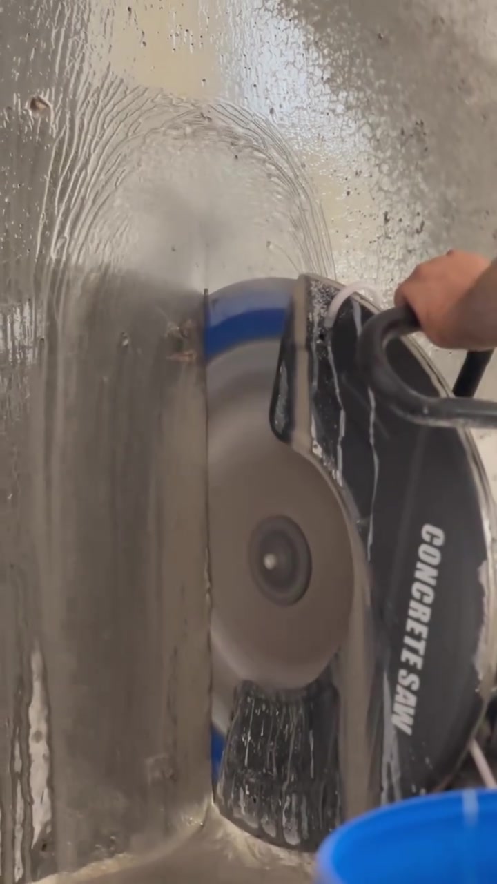 إذا تبحث عن قاطعة قوية وسريعة للكونكريت والأعمال الإنشائية، هاي فرصتك 👌
🛠️ CONCRETE SAW – قاطعة كونكريت

✅ مخصصة لقص الكونكريت والأعمال الإنشائية
✅ مناسبة لقص الخرسانة والمواد الصلبة المشابهة
✅ نظام قص بالماء لتقليل الغبار وتبريد الدسك أثناء العمل
✅ مزودة بغطاء حماية للدسك لزيادة الأمان أثناء الاستخدام
✅ تصميم عملي وسهل التحكم والتوجيه
✅ مزودة بعجلات لسهولة تحريك القاطعة أثناء العمل
✅ مناسبة لأعمال المقاولين والورش والمشاريع الإنشائية
✅ تصميم متين ومناسب للاستخدام العملي في مواقع العمل
✅ مستعملة استعمال خفيف وبحالة المصنع

💰 السعر: 400,000 دينار عراقي فقط

📞 للاستفسار والتفاصيل:
***********
