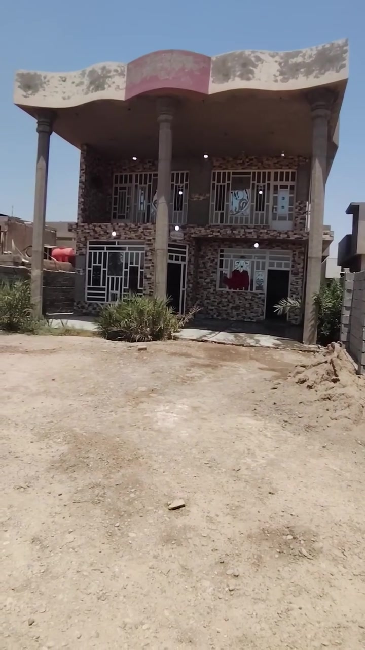#بيت  طابقين. للبيع 🏠
                مساحة 365 متر

تفاصيل البيت يحتوي 4غرف نوم و صالة
     واستقبال و مطبخ وحديقة جبيرة🌳❤️ 

خدمات ماء كهرباء تبليط سحب
غريب علئ شارع العام🛣️👍 

تجاري سكني.  يصلح روضة او مجمع طبي
المكان بغداد بسماية قرية عشرة
اهلاً وسهلاً بكم ✋
مكتب بغداد للعقار ***********
