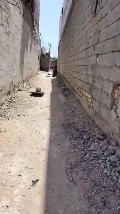 دار للبيع منطقه الرشاد مقابل ملعب قرب كهوة ليث مساحته ٥٠ متر مال عايله زغيره سعره ١٥ وبي مجال قليل ***********
