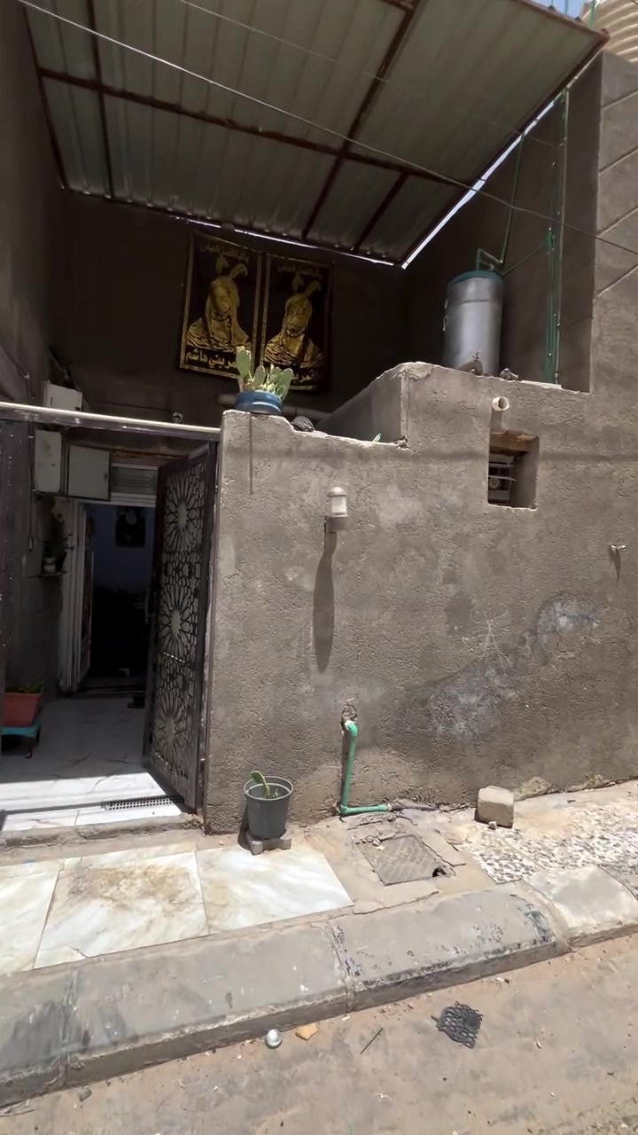 بيت ١٠٠متر حي الفداء قرب مدرسه الصينيه غرف ٣ثنين جوه وحده فوك وستقبال وصاله ومطبخ وممر وصحيات السعر ٨٥وبي مجال لل إستفسار ***********
