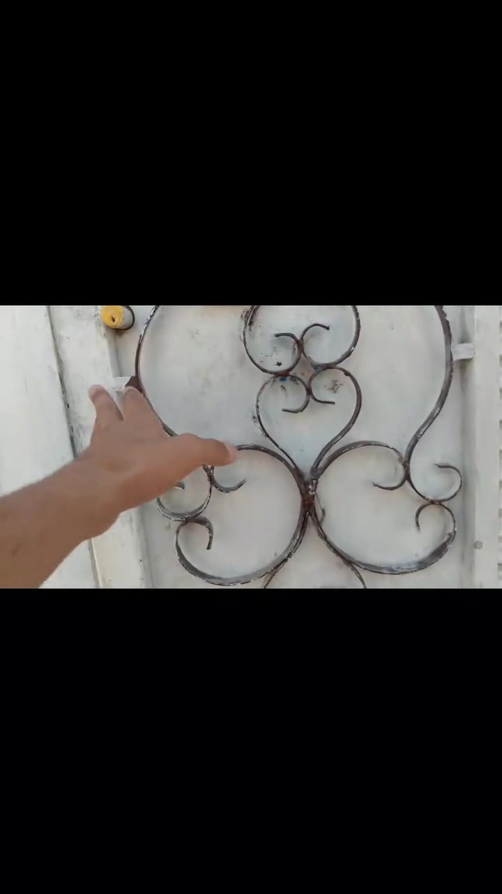 السلام عليكم بيت للبيع المساحه 200متر حي طارق شارع الوسط قرب صيطره تفاصيل داخل الفيديو هاذا رقمي خابر وتدلل***********
