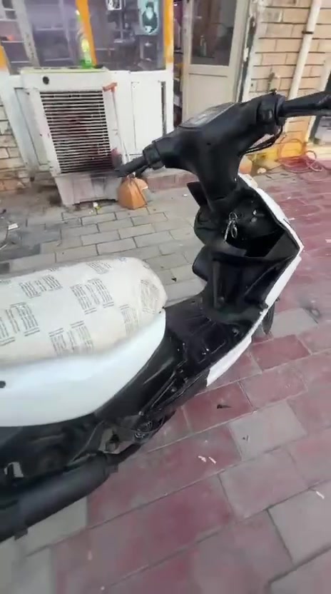ماكس مضلع حديث نوزل للبيع مكفولة ***********
وين موقعك بالضبط حتى اللي يريد يشوفه يعرف منين يجي؟: 
واسط قضاء الحي
الحالة العامة شلونها: بيها خدوش/تعرضات/تبديل قطع أو صيانة سابقة لازم يعرفها المشتري؟: 
مكفولة
السعر شكد نهائي؟ وبي قابلية للمساومة لو ثابت؟: 
بيها مجال قليل