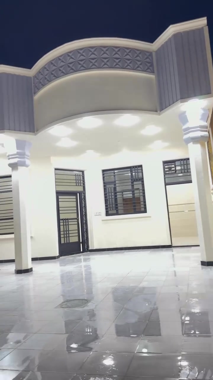 دار للبيع 🏠✨
فرصة مميزة لمن يبحث عن الاستقرار والراحة في موقع حيوي وخدمي.
📍 الموقع: المدائن - سلمان باك (شارع أباثير، مقابل عيادة الدكتور جاسم).
تفاصيل العقار:
مساحة 300متر 
 نوع العقار: دار سكنية (طابق واحد)
 التصميم:
 2غرف نوم 🛏️
 صالة واسعة 🛋️
 مطبخ متكامل 🍳
 استقبال 🚪
 الصحيات: متوفرة (داخلية وخارجية) 🚿
 المميزات والخدمات:
 يضم الدار حديقة كبيرة تمنح المكان إطلالة جميلة وإمكانية لجلسات خارجية. 🌳
 خدمات متكاملة بالكامل وجاهز للسكن.
للاستفسار ومعرفة السعر وبقية التفاصيل، يرجى الاتصال أو مراسلتنا على الرقم:
[***********] 📞
