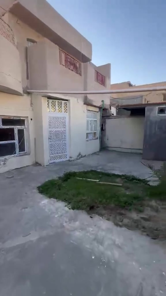 السلام عليكم دار الايجار حي الجغيفي الاولي
وره مطعم ايوب المحمدي 
يتكونً الدار من ثلاث غرف نوم وصاله واستقبال كهرباء ولماء على صاحب البيت وبدل ايجار 500 وقابل تفاوض لاستفسار ‏‪***********‬‏
