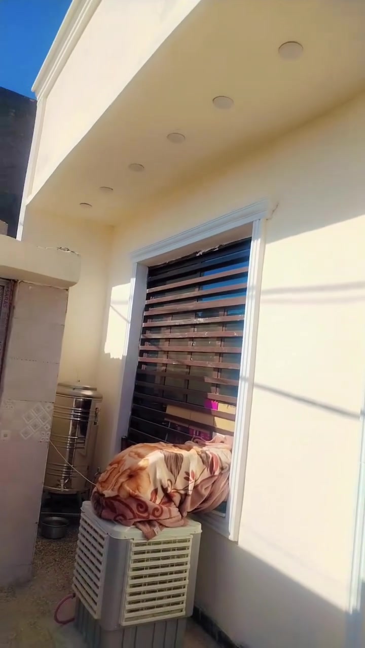 دار للبيع طابو ملك صرف المساحه 150المدائن حي التصنيع قرب مدرسه الرواد بناء حديث غرفتين نوم صاله استقبال ٧ في ٤ مطبخ ٤ في ٣ مناور ٢ صحيات داخلي وخارجي فول مواصفات واجهه تشجير مو بيوت يعني واجهتك حديقه طابق واحد فقط مواصفات درجه اولى التواصل واتساب فقط ***********
