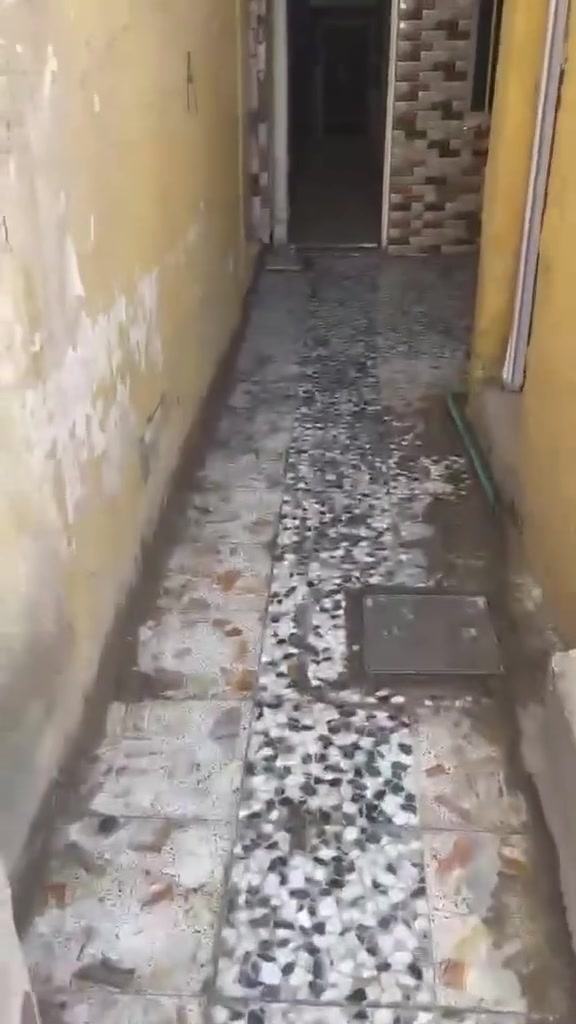 سلام عليكم بيت للايجار بمخابرات الصحه مساحه 100متر 
غرفتين نوم ومطبخ وصاله وخدمات سعر 400الف 
ك
للتواصل واتساب 
***********

