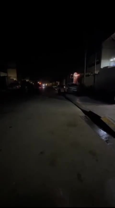 السلام عليكم بيت للبيع مساحته 100متر يحتوي ع محل يقع في  الامير خلف مول الباقر السعر135 وبي مجال ***********
