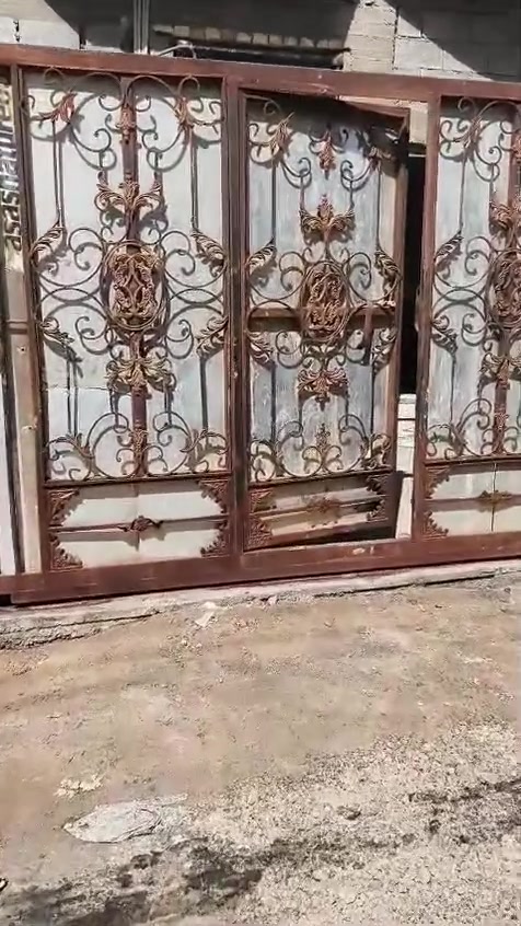 سلام عليكم دار سكنيه للبيع المساحه 150م البناء بلوك عدد الغرف 2 وصاله وديوانيه و مطبخ و صحيات داخليه وخارجيه الموقع شارع ابو الزوري خلف الخطاط طابو صرف زراعي السعر 55 مليون وبي مجال  ***********

