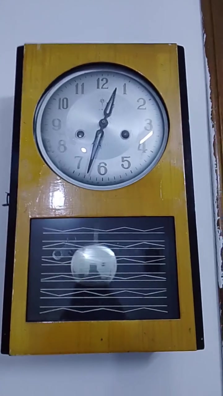 ساعة جدارية • شغالة • نظافة ٩٠٪