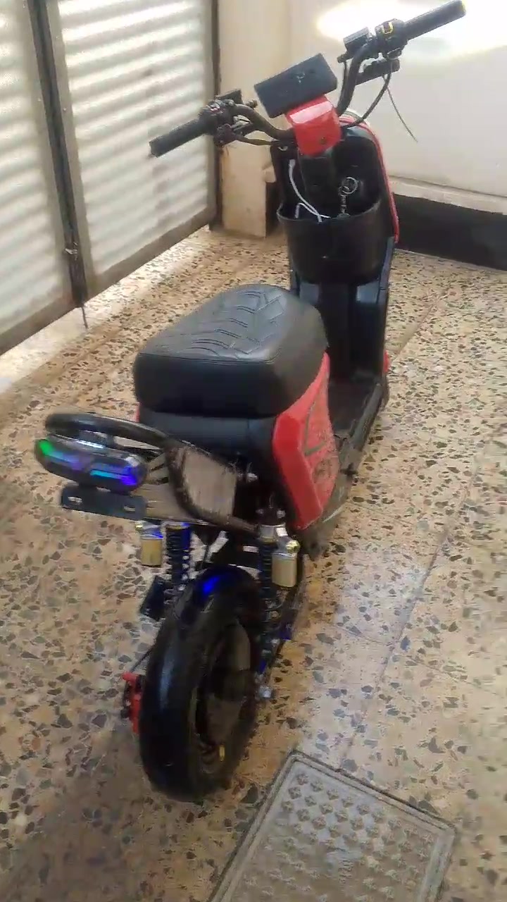 دراجه شحن R9 للبيع الدارجة نضيفه بيها ملف جديد وسكليتر جديد دبلات غاز خمس بطاريات ليثيوم 28 امبير سعر 300 الف وبيها مجال الدراجة واضحه بل الصور رقم واتساب  مرواس دراجه بانزين نضيفه***********