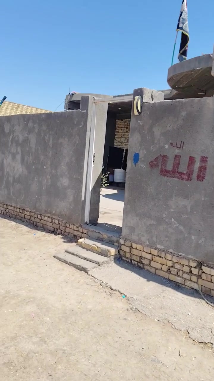 السلام عليكم بيت مساحة ٣٠٠ مع قطعه 300 مع دونم و600 للبيع قرب جامعه اوما يبعد عن الشارع العام 200 متر الشارع 10 متر رقم التليفون ***********
