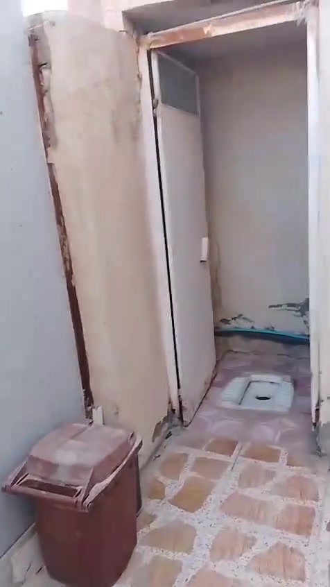 بيت للبيع في الحسينية شارع العقيد علي فرع حسينية الحسن المجتبى مساحة 77متر للاستفسار على رقم هاتف ***********
