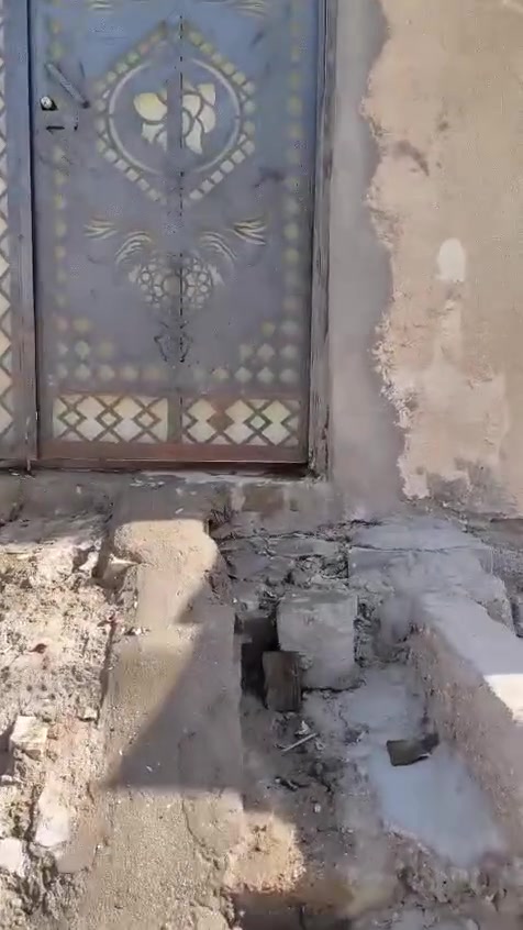 بيت للبيع 
________
..بيت ١٠٠متر طابقين طابو زراعي .بشارع ابو دله مقابل المحكمه الجديده  على التبليط مباشره.البيت أعلى من الشارع ١٢٠سم.
الطابق الارضي السقف كونكريت والفوك سندويج 
الجدران مغلفه بالكامل والارضيه سيراميك وتغليف سقف ثانوي 
بالارضي ديوانيه وغرفه وصاله ومطبخ وصحيات ومنور وفوك غرفه وصاله وسطح  وامام البيت فضله.تابعه للبيت. السعر المطلوب ٣٢ مليون وبي مجال قليل.للاستفسار
***********
***********.

