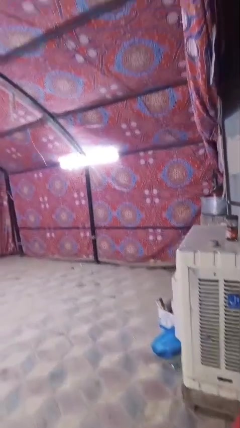 السلام عليكم جادر 6×6 طول و عرض ... ارتفاع 3 ... الشبح اكبر نوعيه 4 اقواس جادر جبير و جديد و نظيف بس بالتصوير ما منصوب  كله منصوب فقط 3 اقواس يعني ( بحكم المكان ما نصبت القوس الرابع )   حديد و قماش شغل 2024  كله جديد و خير من الله سعره 700 تجي و تشوف بعينك اذا عوزه شي تاخذه 