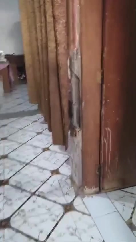 بيت في التنومه الصالحية شارع حسينيه الامام الكاظم عليه السلام من جهة شارع الصالحيه وشارع السيد الجزائري من جهة شاره الشلامجه  مساحه البيت ١١٧ متر طابو زراعي صرف سعر البيت ٦٠ وبي مجال للتواصل ***********
